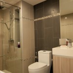 Dusche und Toilette im Badezimmer The Maldives Resort Jomtien