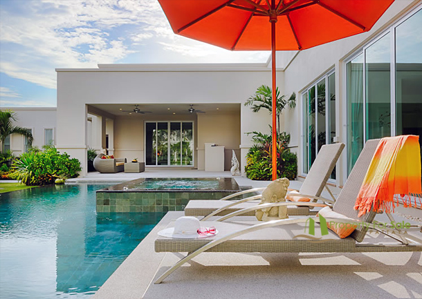 Privat Schwimmbad der Villa mit Sonnendeck und überdachter Terrasse in La Residence Vineyard Villa Pattaya
